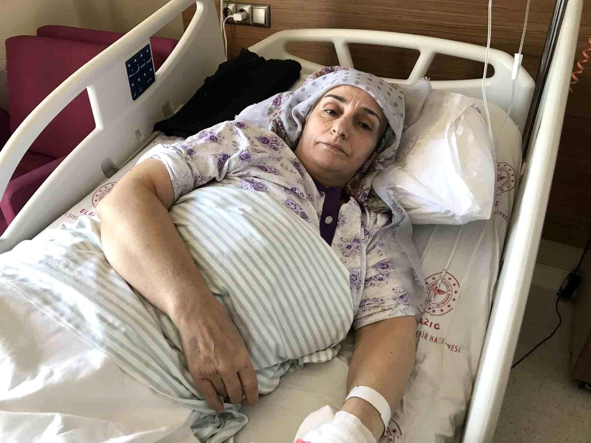 33 saat sonran enkazdan çıkartılan depremzede, "AFAD\'ın ışığını görünce ağladım"