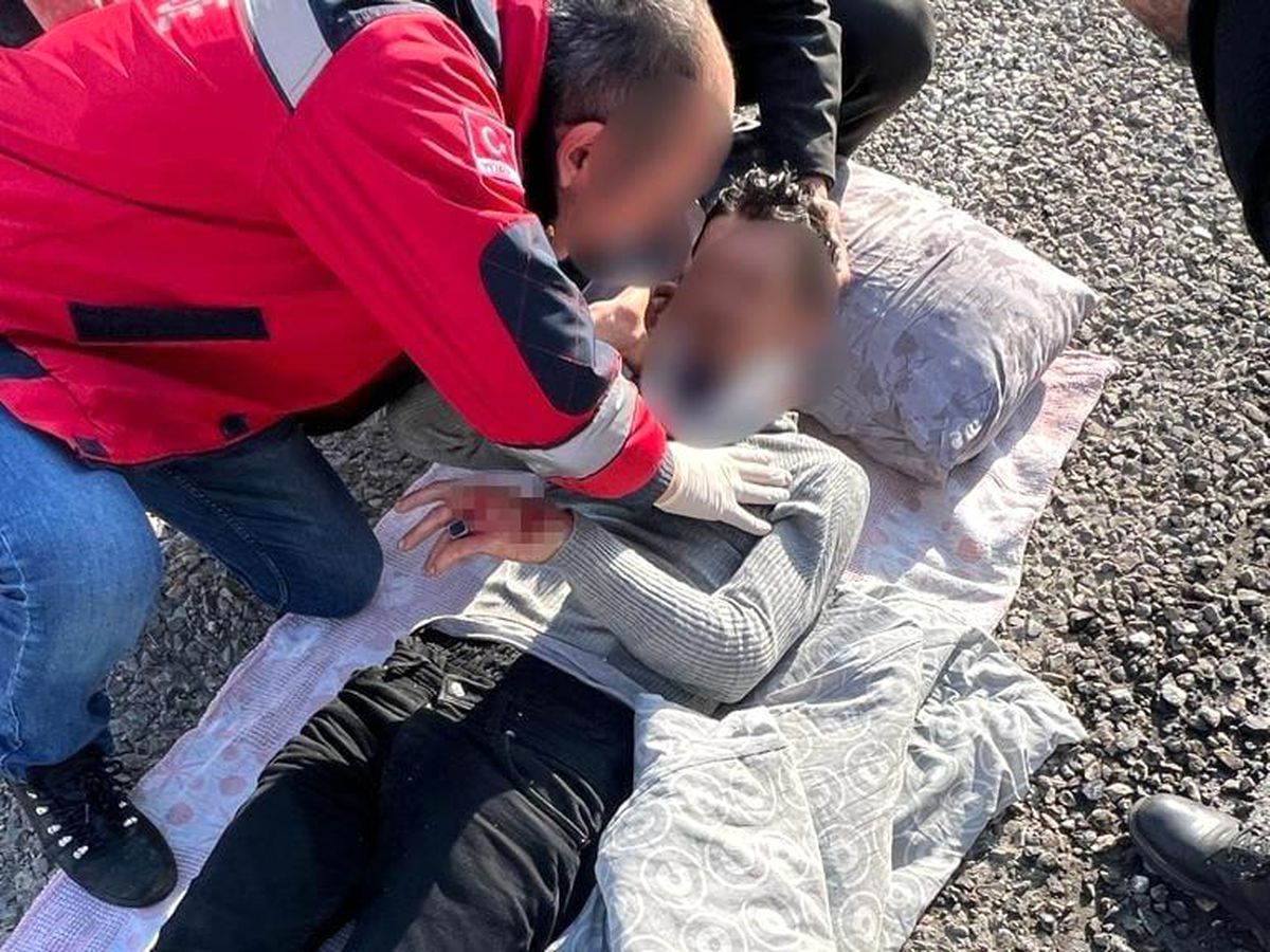 Ağrı\'da lastiği patlayan tır devrildi: 2 yaralı