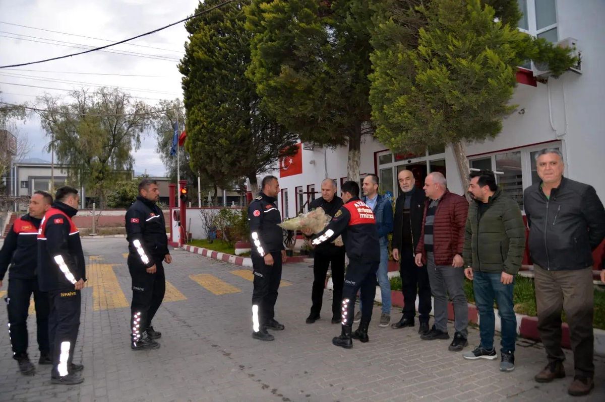 Aydın\'a dönen arama kurtarma ekibi çiçeklerle karşılandı