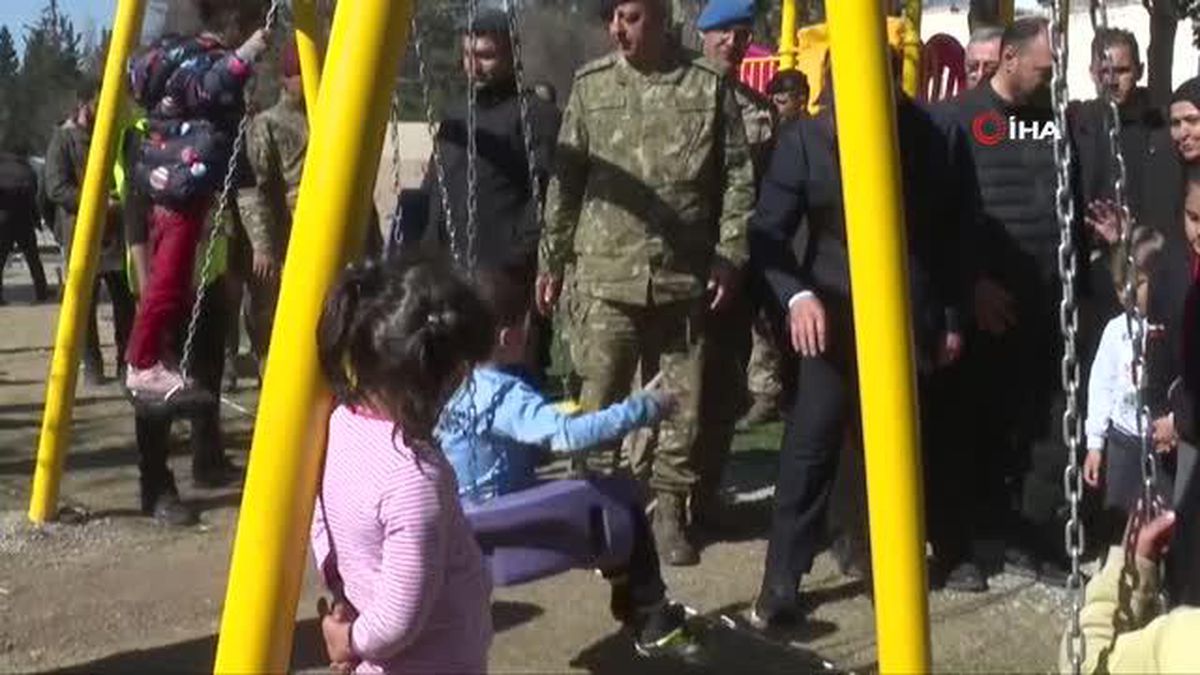 Bakan Akar'dan depremzede çocuklara 'moral' ziyareti