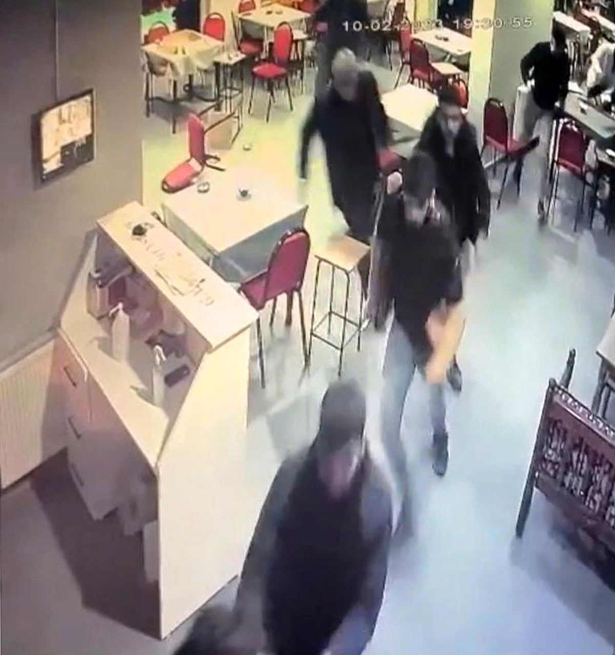 Başı döndü deprem oluyor sandı, kıraathaneyi birbirine kattı...O anlar kamerada