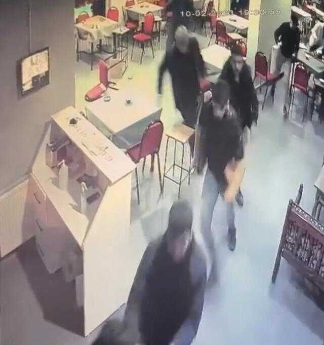 Başı dönen adam deprem oluyor sandı, kıraathaneyi birbirine kattı! Anbean kamerada Başı dönen adam deprem oluyor sandı, kıraathaneyi birbirine kattı! Anbean kamerada
