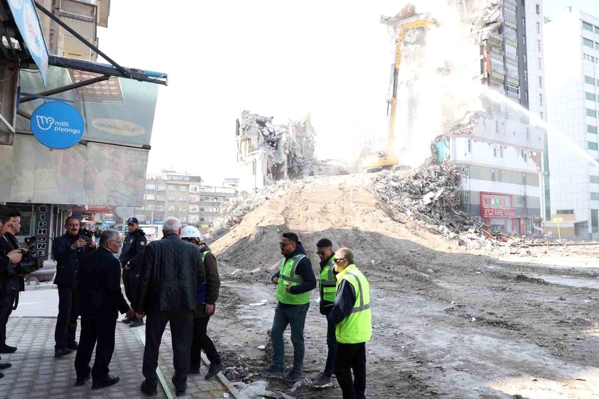 Başkan Büyükkılıç Yurtlarda Kalan Depremzedeleri Ziyaret Etti