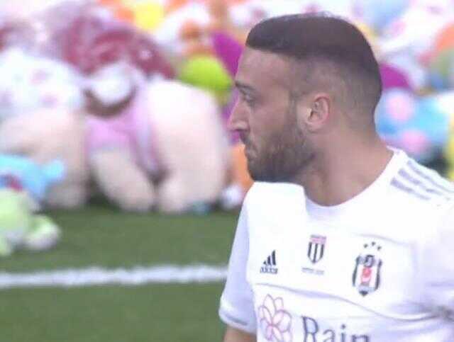 Beşiktaş-Antalyaspor maçında duygu dolu anlar! Cenk Tosun hüngür hüngür ağladı Beşiktaş-Antalyaspor maçında duygu dolu anlar! Cenk Tosun hüngür hüngür ağladı