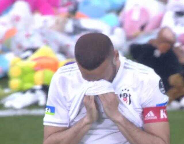Beşiktaş-Antalyaspor maçında duygu dolu anlar! Cenk Tosun hüngür hüngür ağladı Beşiktaş-Antalyaspor maçında duygu dolu anlar! Cenk Tosun hüngür hüngür ağladı