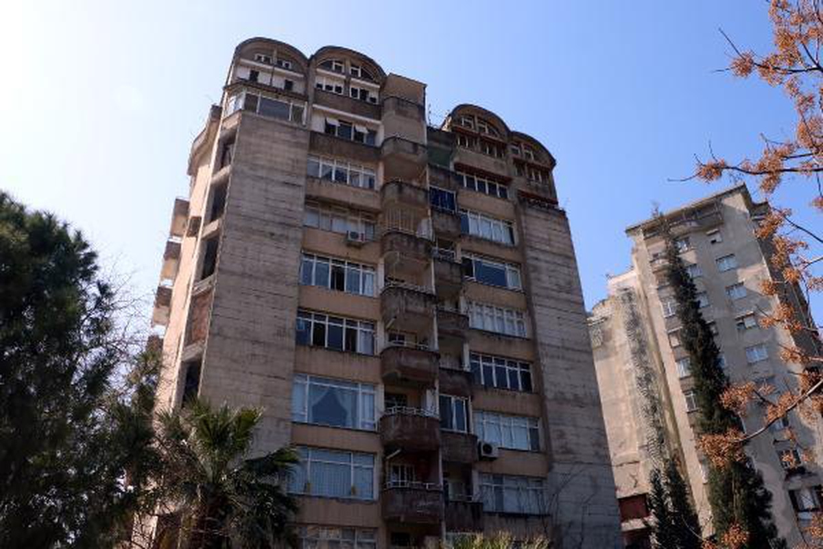 Depremde karbon fiberle güçlendirilen blok ayakta kaldı, diğeri yıkıldı
