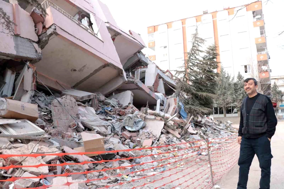 Depremde yıkılan evinin başında nöbet tutuyor