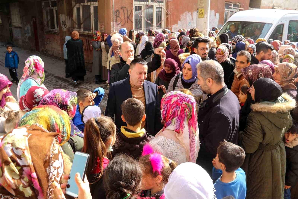 Depremden etkilenen vatandaşların ihtiyaçları adreslerine teslim ediliyor