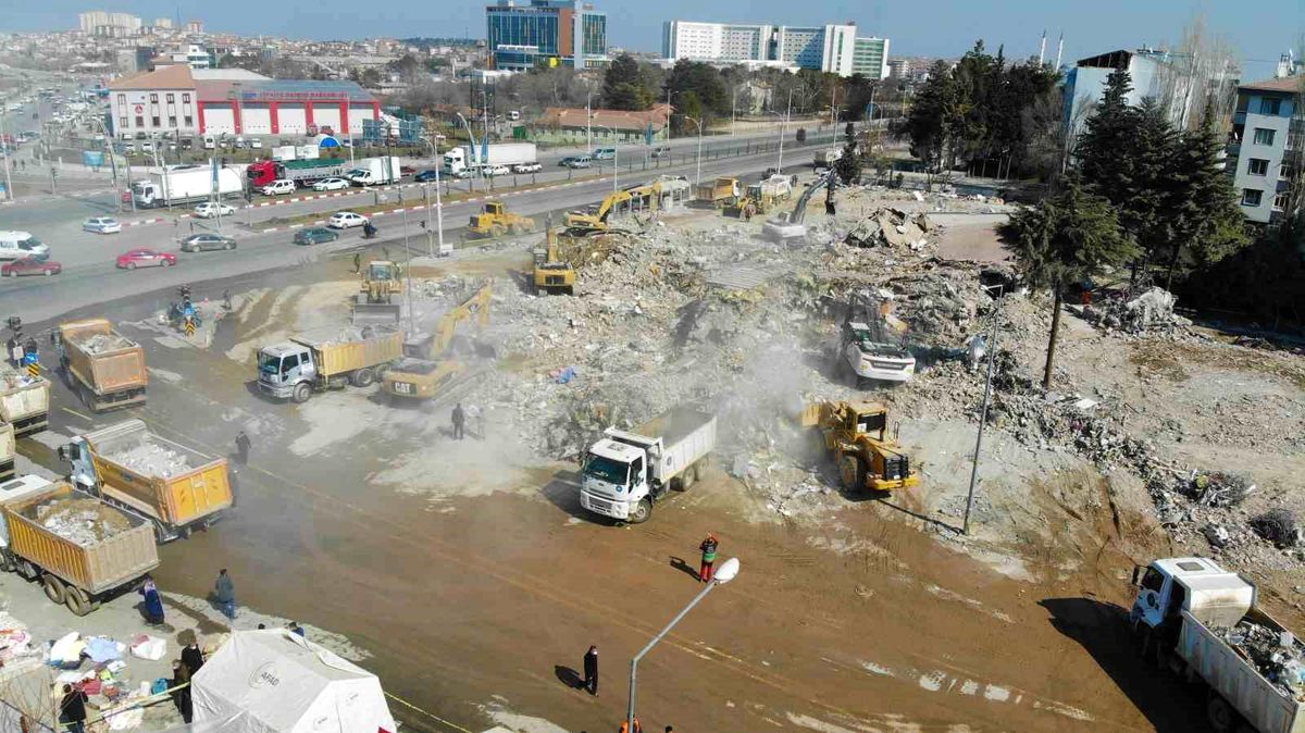Depremin 21'inci gününde enkaz kaldırma çalışmaları devam ediyor
