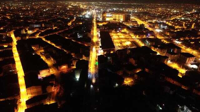 DEPREMİN YAŞANDIĞI MALATYA'YI, SOKAK IŞIKLARI AYDINLATTI DEPREMİN YAŞANDIĞI MALATYA'YI, SOKAK IŞIKLARI AYDINLATTI