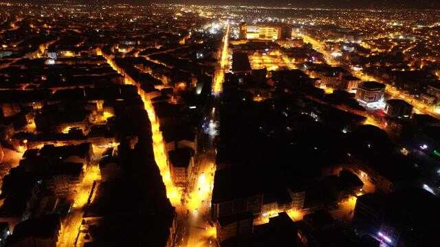 DEPREMİN YAŞANDIĞI MALATYA'YI, SOKAK IŞIKLARI AYDINLATTI DEPREMİN YAŞANDIĞI MALATYA'YI, SOKAK IŞIKLARI AYDINLATTI
