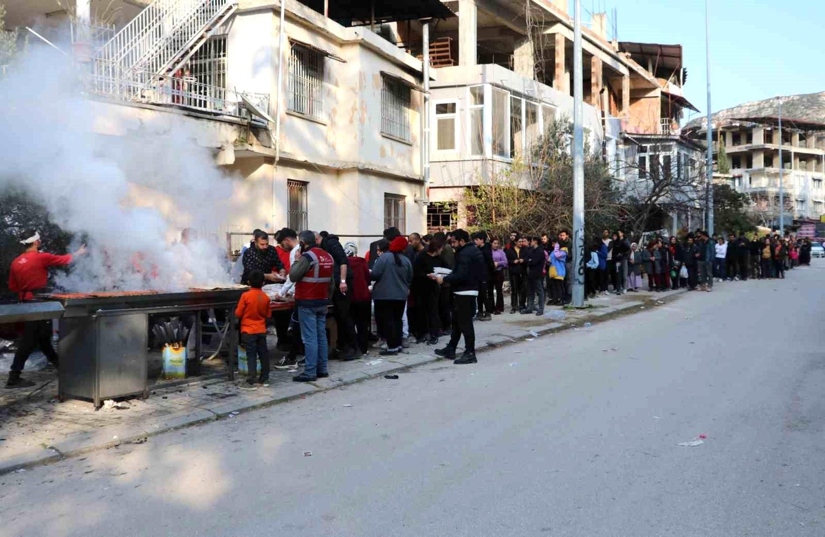 Depremzedeler için mangal kurup binlerce kebap dağıttı