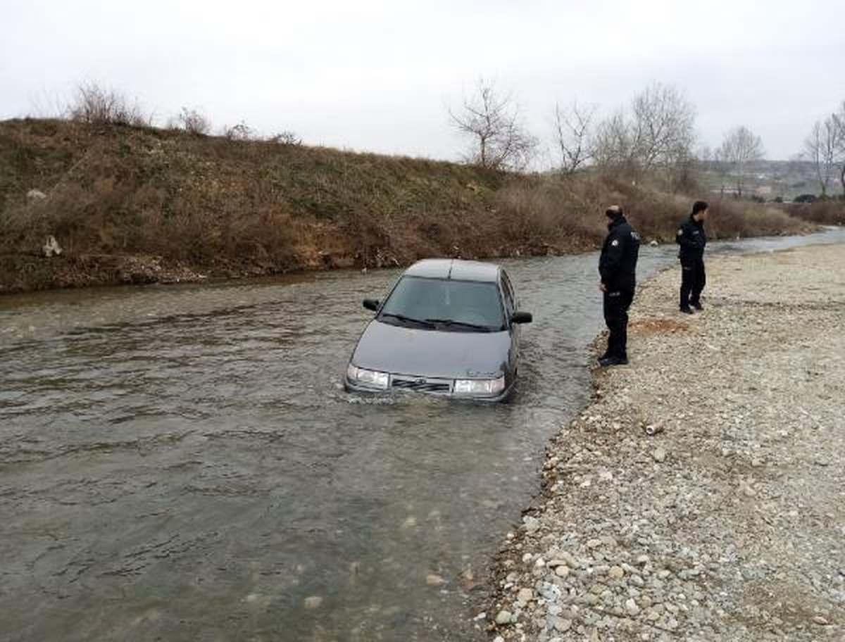 DEREYE DÜŞEN OTOMOBİLİNİ ÇIKARAMAYINCA BIRAKIP GİTTİ