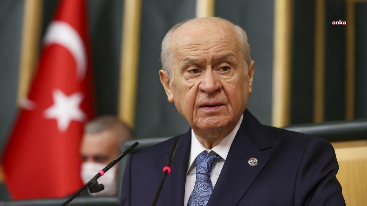 Devlet Bahçeli, Fenerbahçe Taraftarlarının "Hükümet İstifa" Sloganına Tepki Gösterdi ve Maçların Seyircisiz Oynanması İçin Kulüp Başkanlarını Göreve...