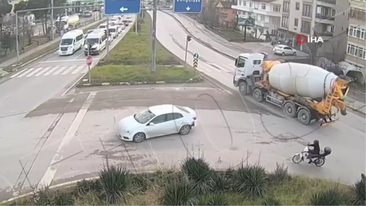 Direksiyon hakimiyetini kaybeden otomobil böyle takla attı