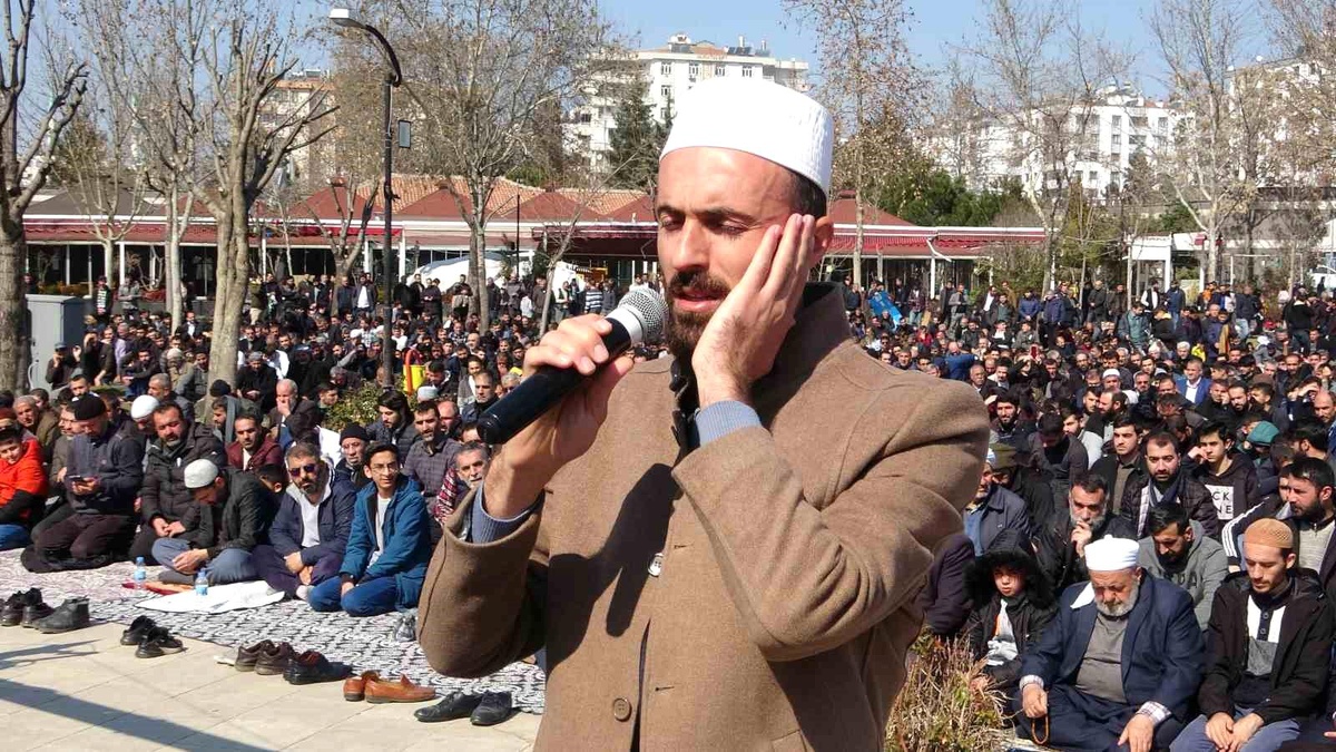 Diyarbakır\'da depremde hayatını kaybedenler için gıyabi cenaze namazı kılındı
