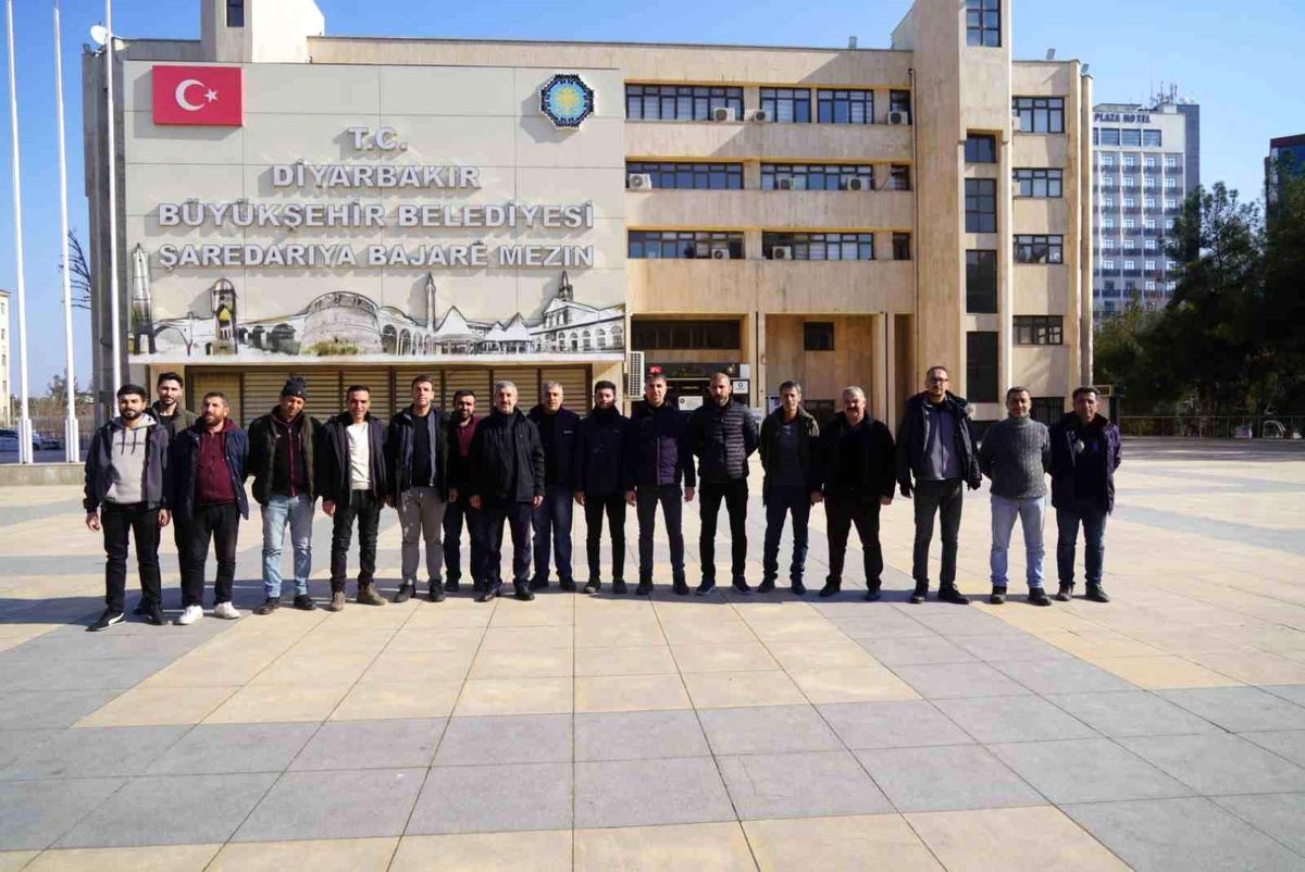 Diyarbakır\'dan 22 kişilik ekip Hatay\'a hareket etti