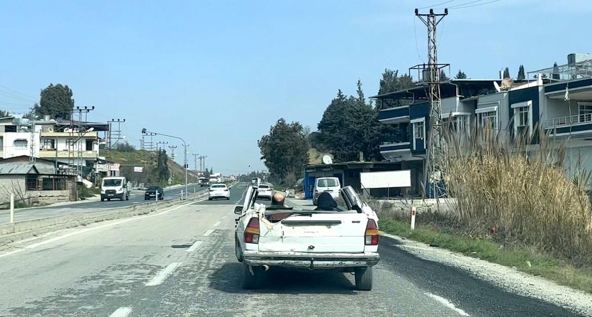 Enkaz altından çıkardığı yarım otomobille trafiğe çıktı