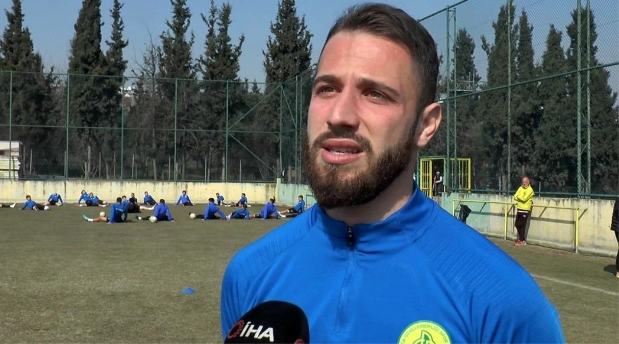 Genç futbolcu, Taner Savut\'u anlatırken gözyaşlarına hakim olamadı