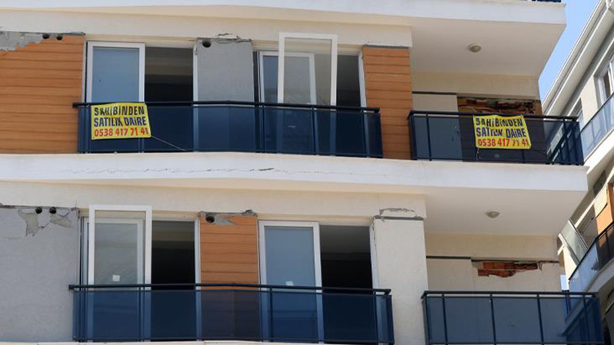 Hatay'da ağır hasarlı binalardan geriye 'kiralık' ya da 'satılık' yazıları kaldı