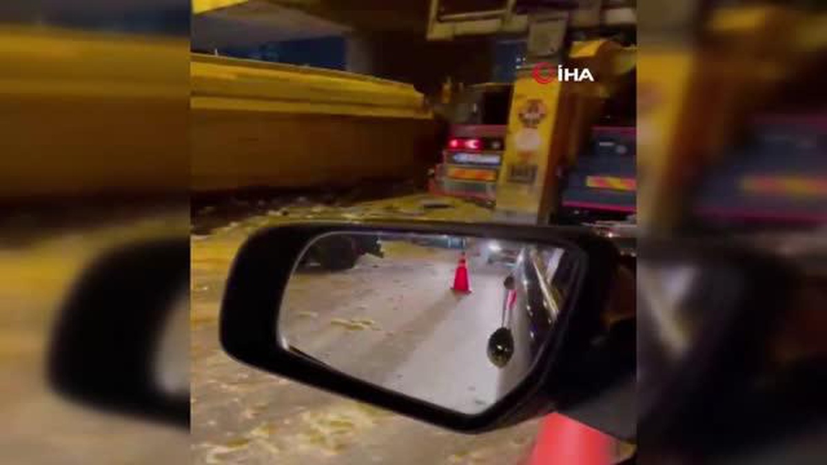 Ispartakule\'de hafriyat kamyonu üst geçide takılarak devrildi