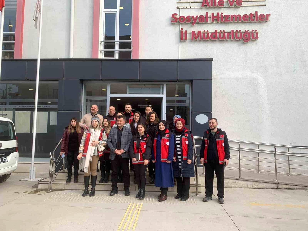Kırmızı yelekli 3 ekip Adıyaman\'a gitti
