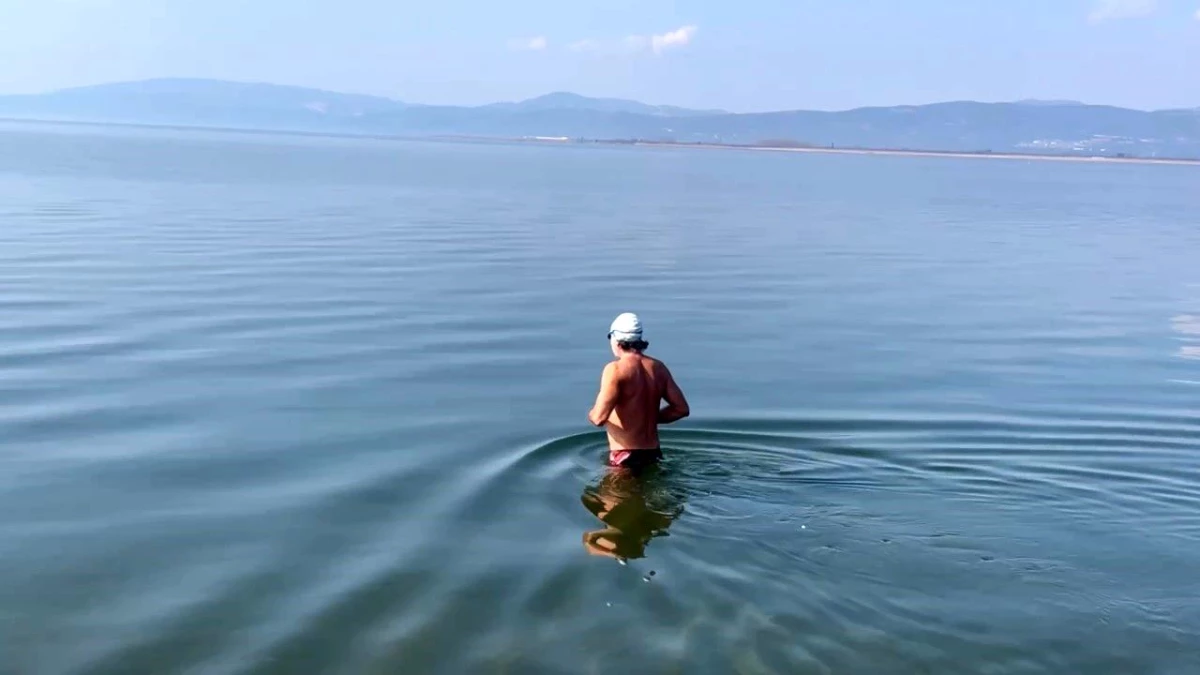 Kış soğuğuna aldırmadan İznik Gölü\'ne girdiler