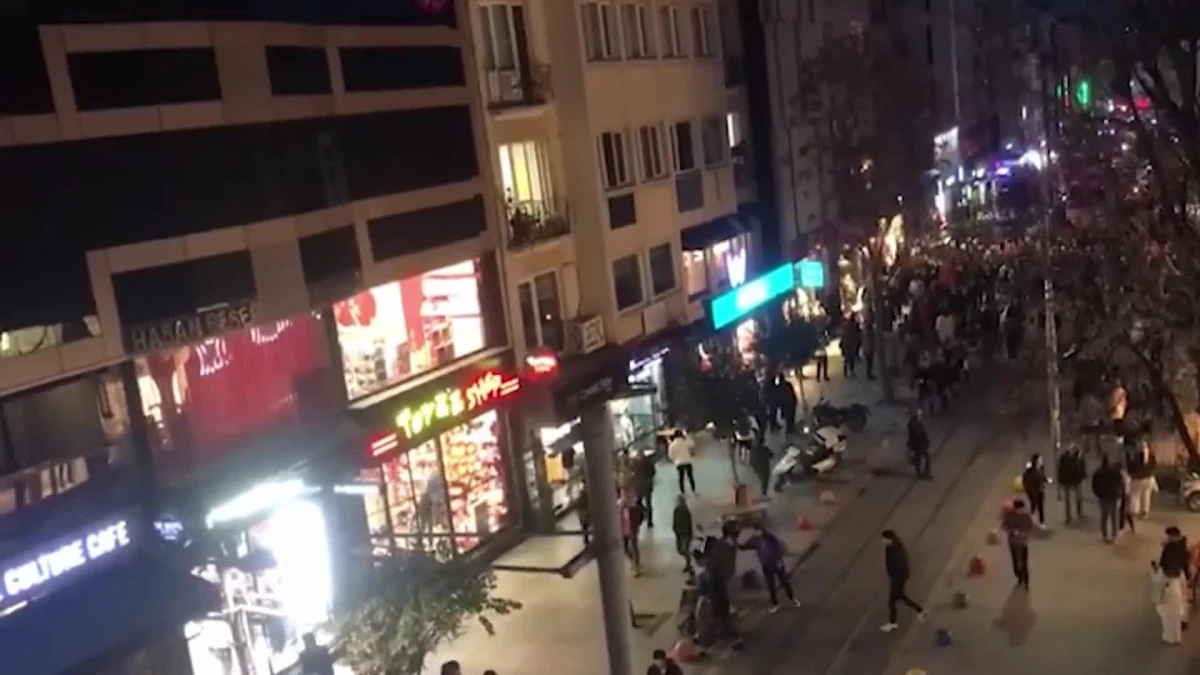 Kızılay\'ın Kadıköy Şubesi Önünde Basın Açıklaması Yapmak İsteyen Tip\'lilere Polis Müdahale Etti, Çok Sayıda Gözaltı Var