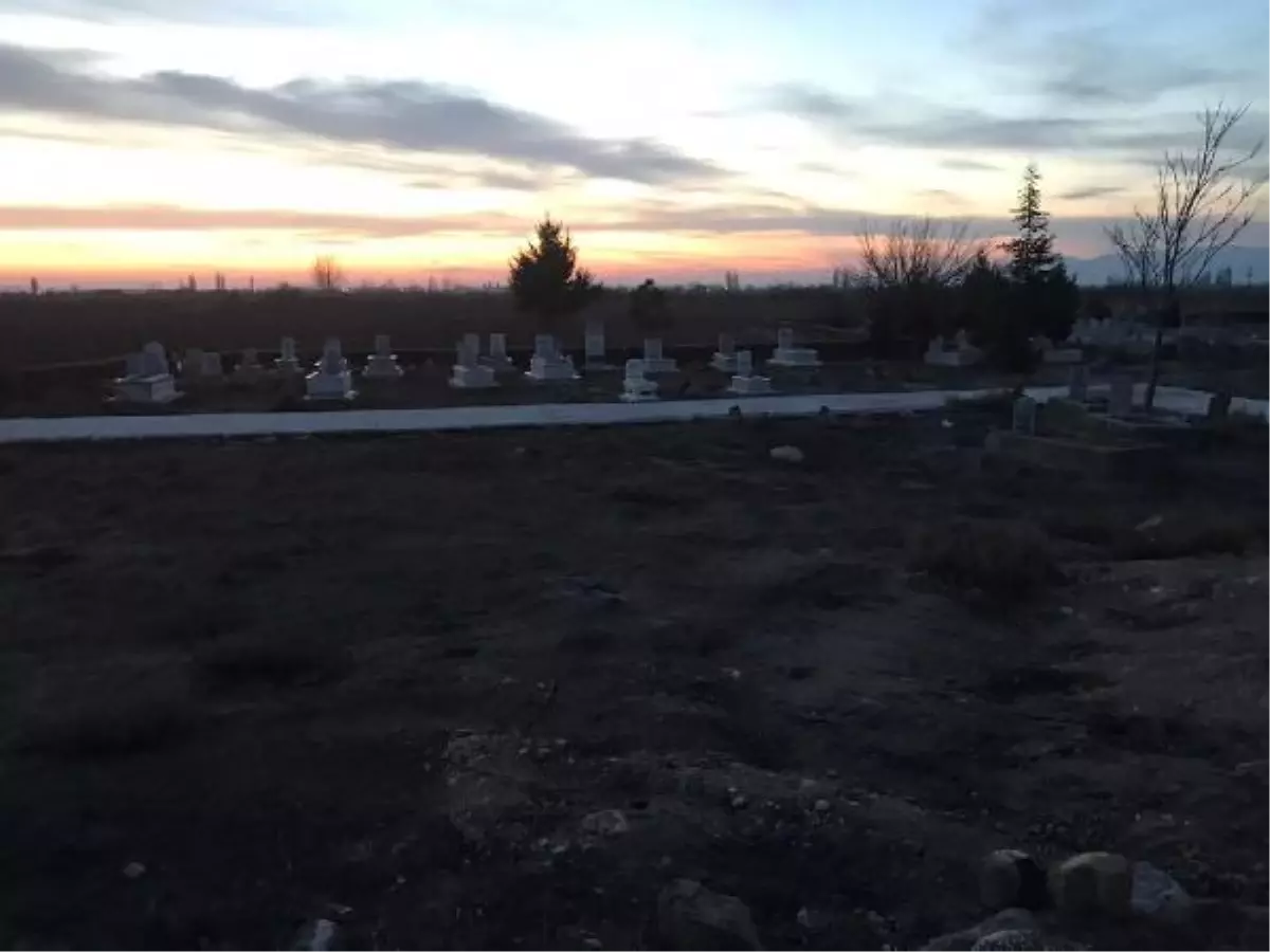 Mezarlıkta bedeninin yarısı toprağa gömülü kadın cesedi bulundu