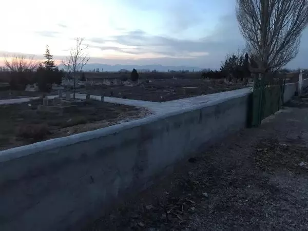 Mezarlıkta bedeninin yarısı toprağa gömülü kadın cesedi bulundu