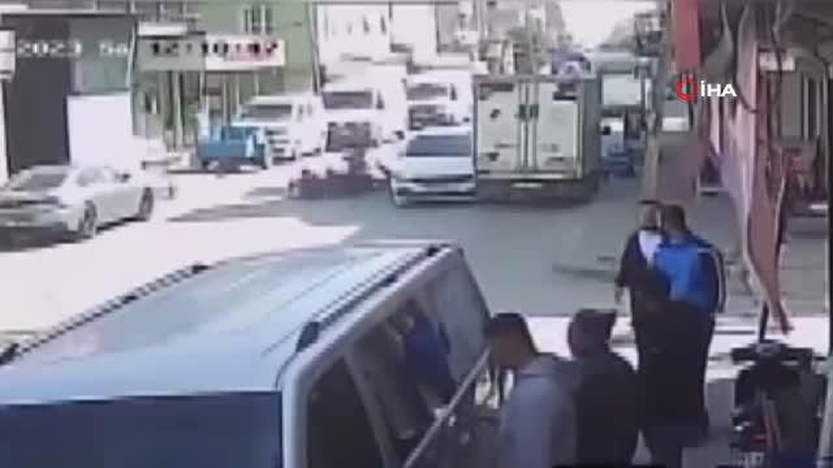 Motosikletle tehlikeli yolculuk kazayla son buldu: 2\'si çocuk, 3 kişi yaralandı