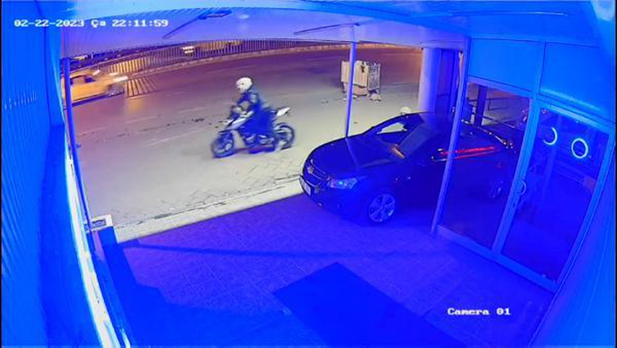Park halindeki motosikletleri iterek çalan şüpheli kamerada