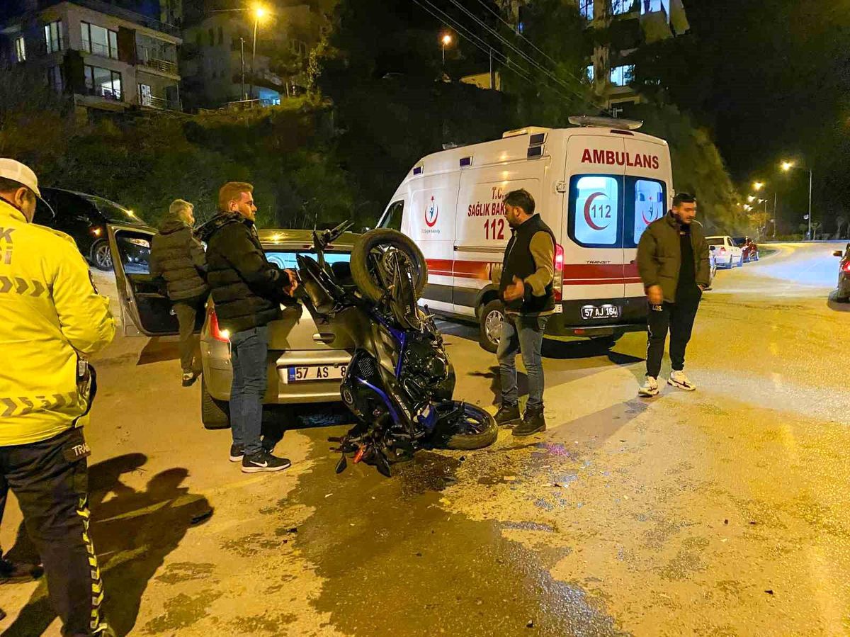 Sinop'ta motosiklet otomobille çarpıştı: 1 yaralı