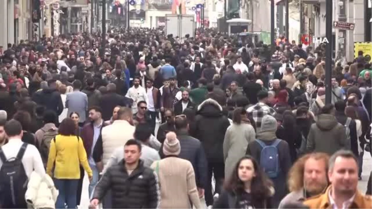 Taksim Meydanı ve İstiklal Caddesi\'nde hafta sonu yoğunluğu