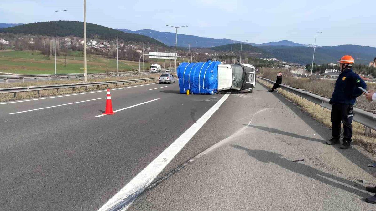 TEM\'de kontrolden çıkan kamyonet devrildi