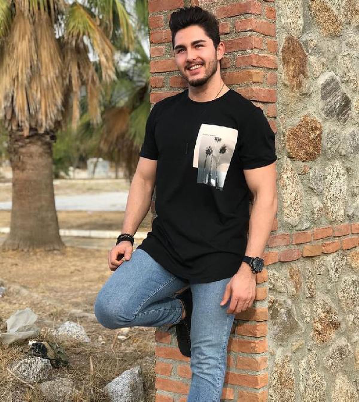 Üçüncü kat balkonundan düşerek öldü