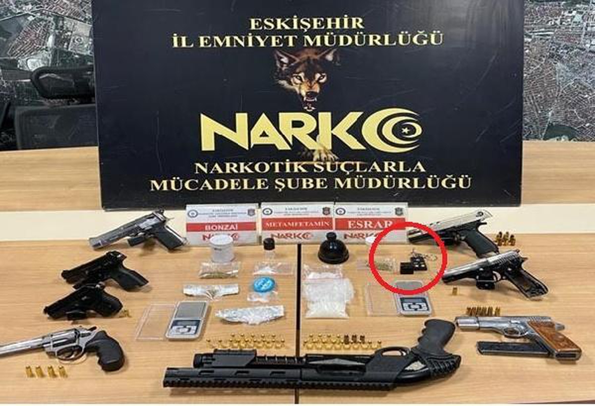 Uyuşturucu operasyonunda anahtarlık şeklinde tabanca da ele geçirildi