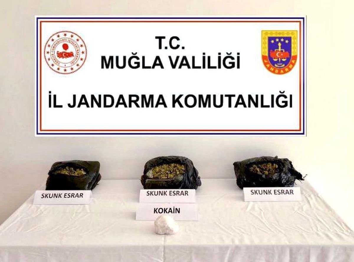 Uyuşturucu paketini alırken yakalandı