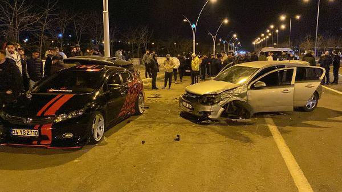 YARIŞAN 2 OTOMOBİL PARK HALİNDEKİ 4 OTOMOBİLE ÇARPTI 5 YARALI