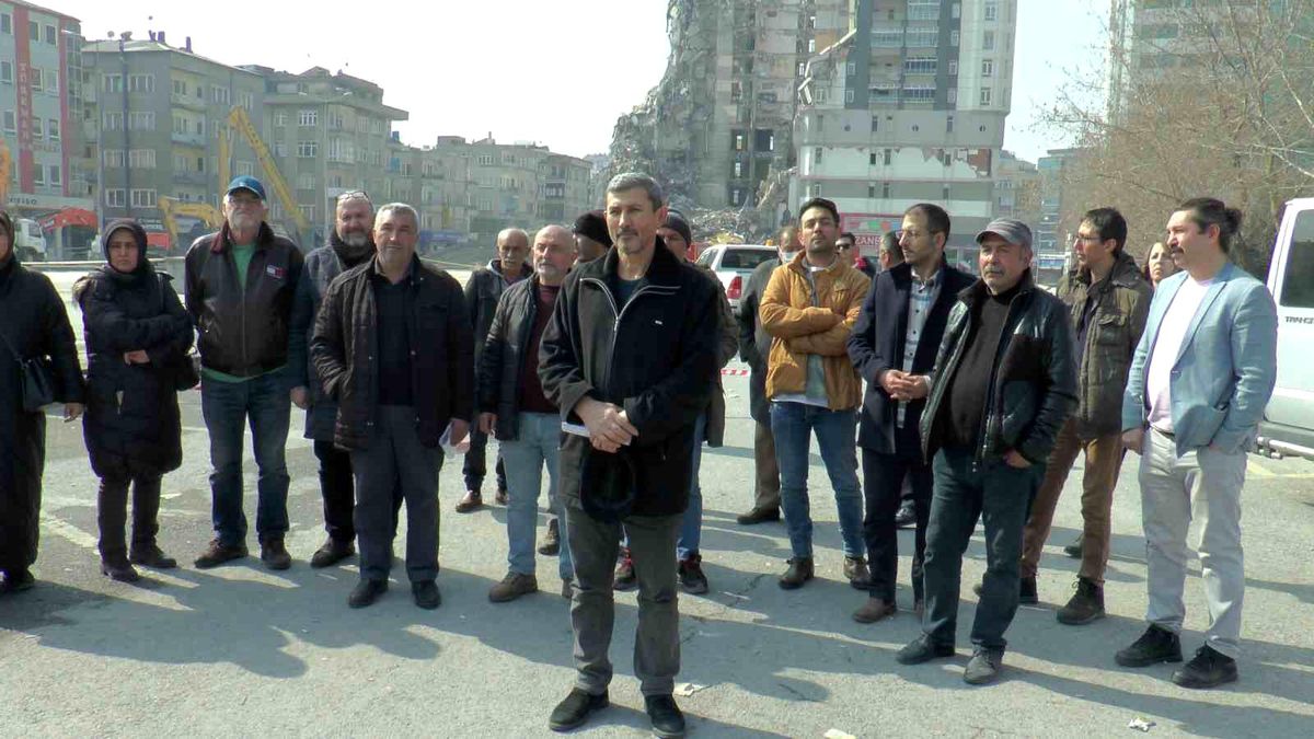 Yıkılan binanın sakinleri yardım bekliyor