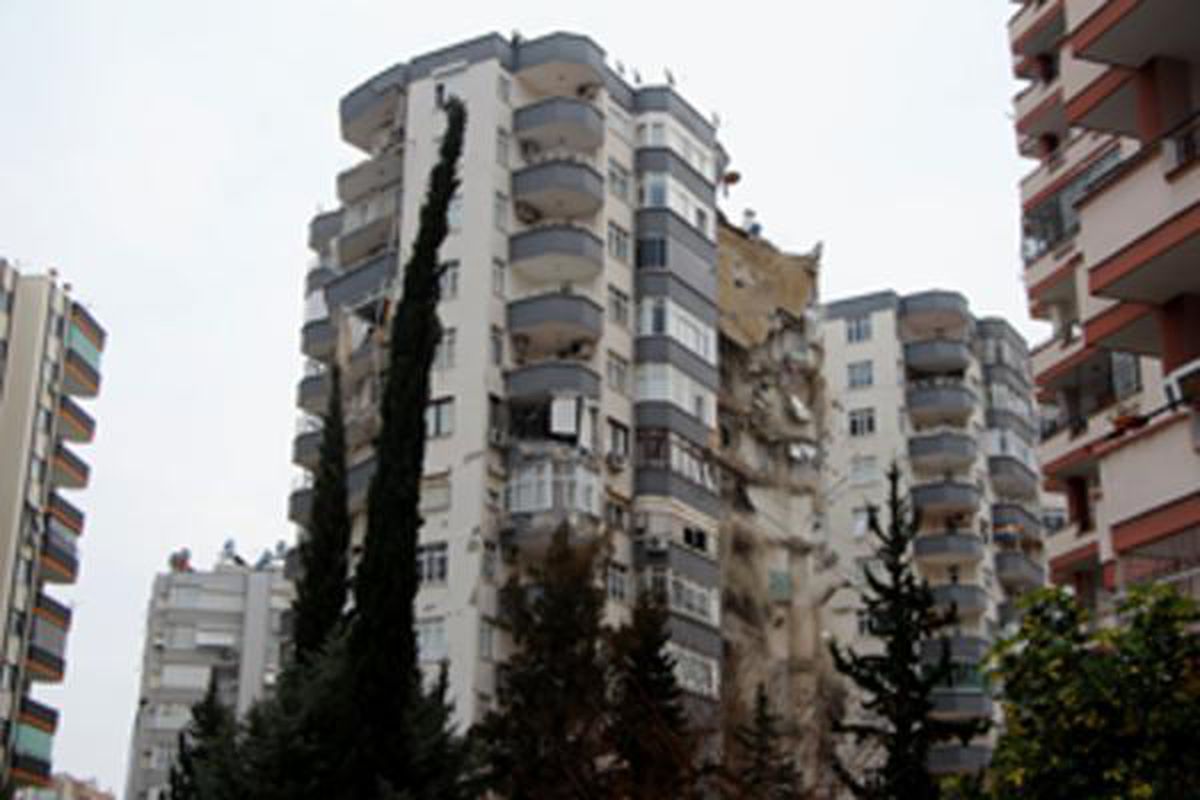 Adana\'da ağır hasar alan Ayas Apartmanı\'nda kontrollü yıkım başladı
