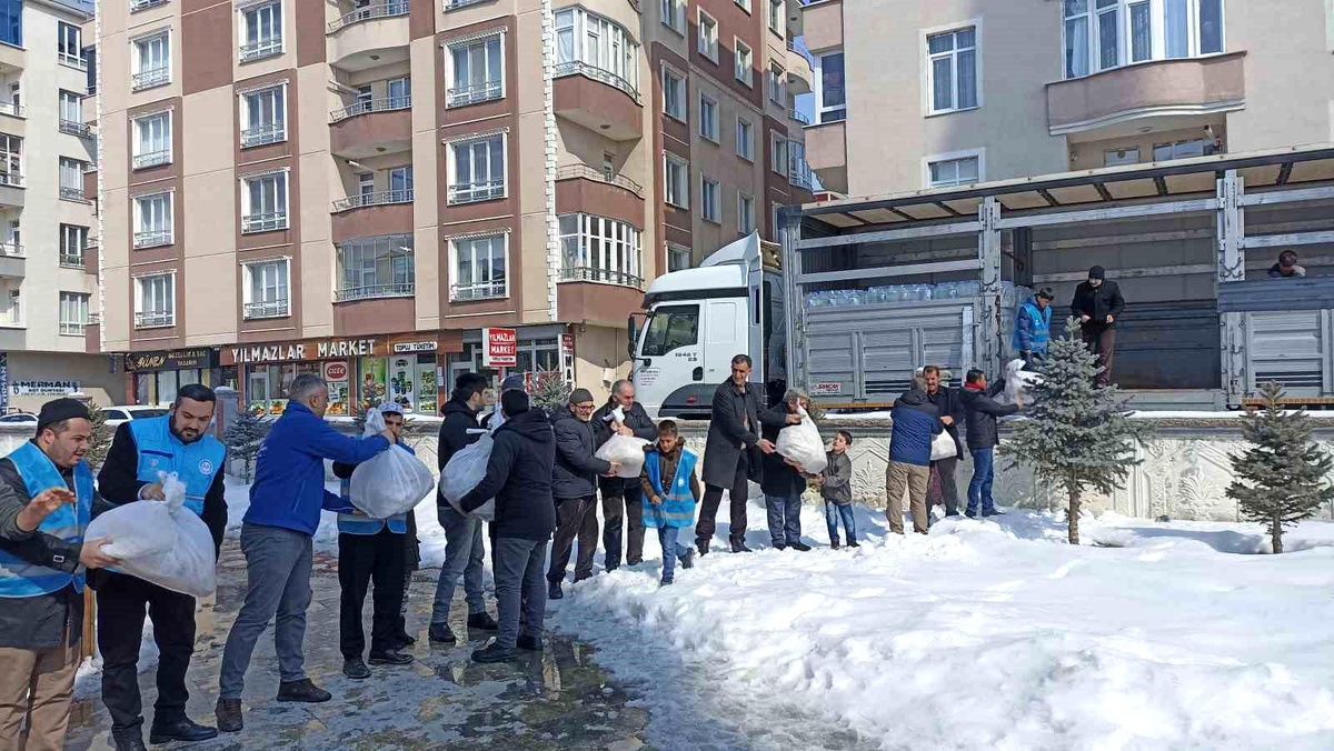 Ağrı\'dan 11. yardım tırı afet bölgesine gönderildi