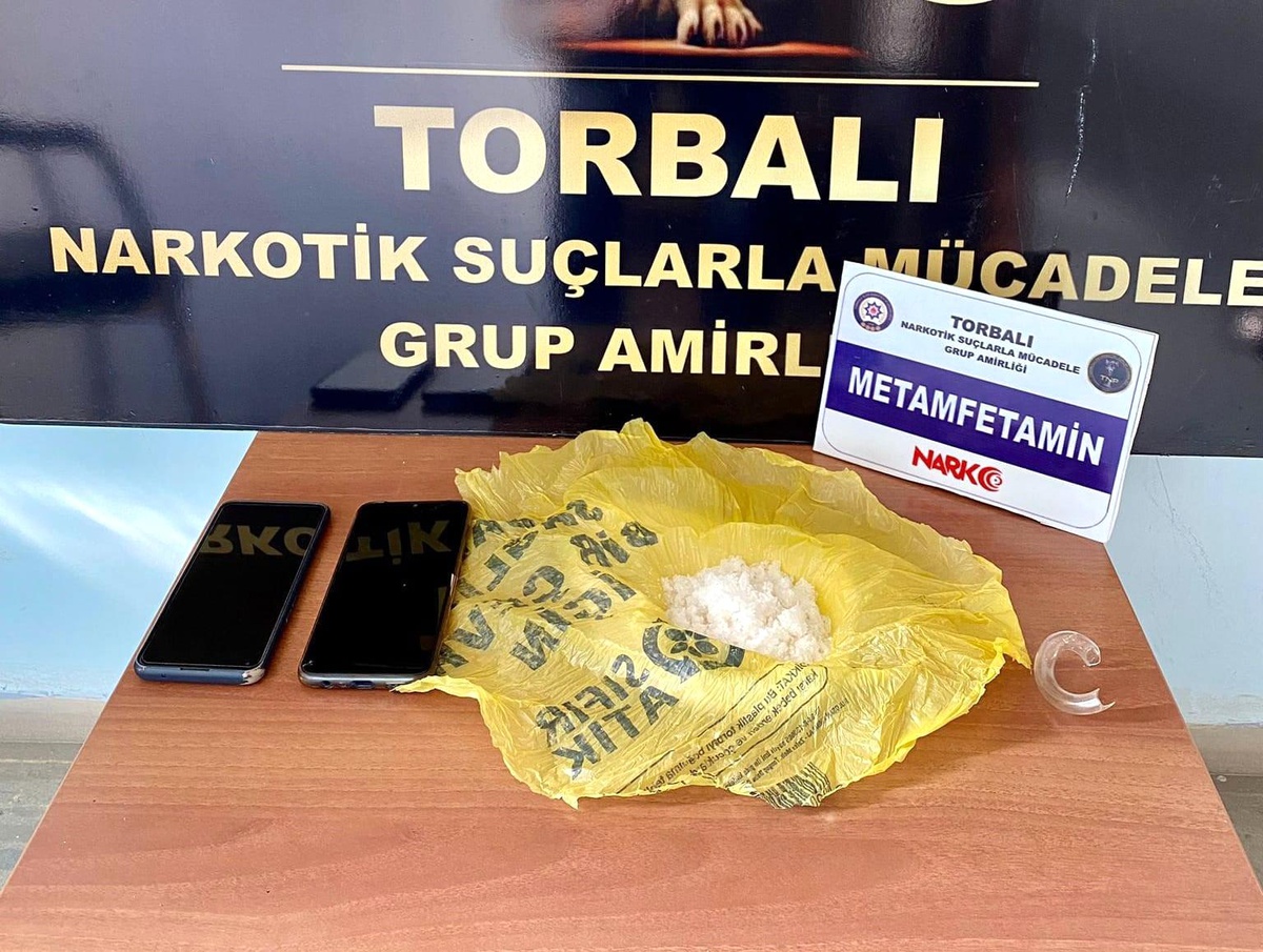 Aile görünümlü uyuşturucu tacirleri tutuklandı