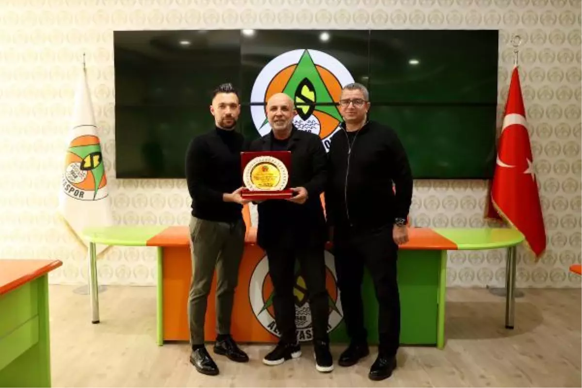 Alanyaspor\'da teknik direktör Farioli\'ye plaketli veda