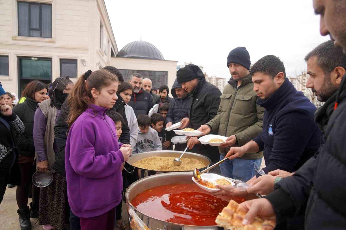 Diyarbakır Büyükşehir Belediyesi, günde 90 bin depremzedeye yemek ulaştırıyor
