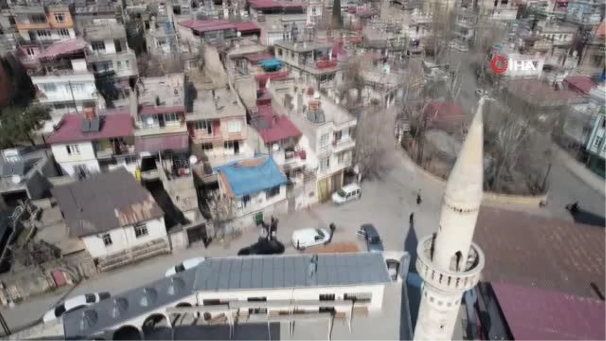Depremde hasar gören cami minaresi tehlike oluşturuyor