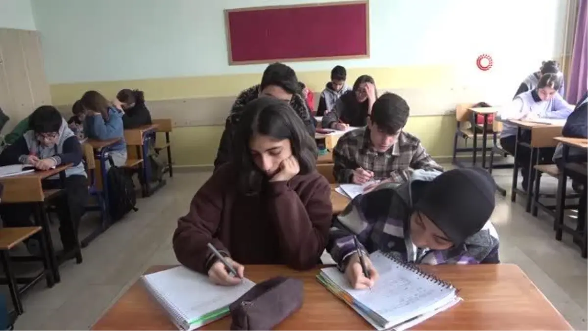 Depremden etkilenen 558 öğrenci Muş\'ta eğitime başladı