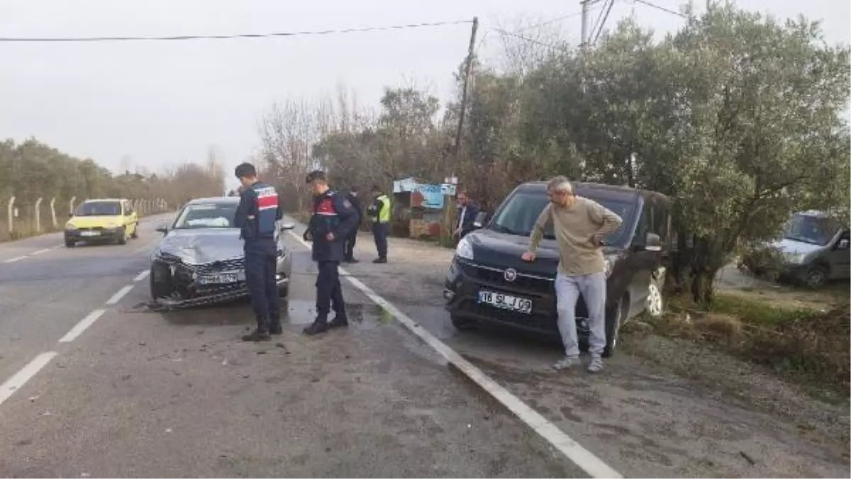 Depremzedelerin bulunduğu araç otomobille çarpıştı: 4 yaralı