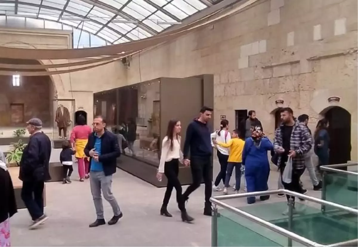 DEPREMZEDELER MERSİN\'DE TARİHİ MEKANLARI GEZDİ