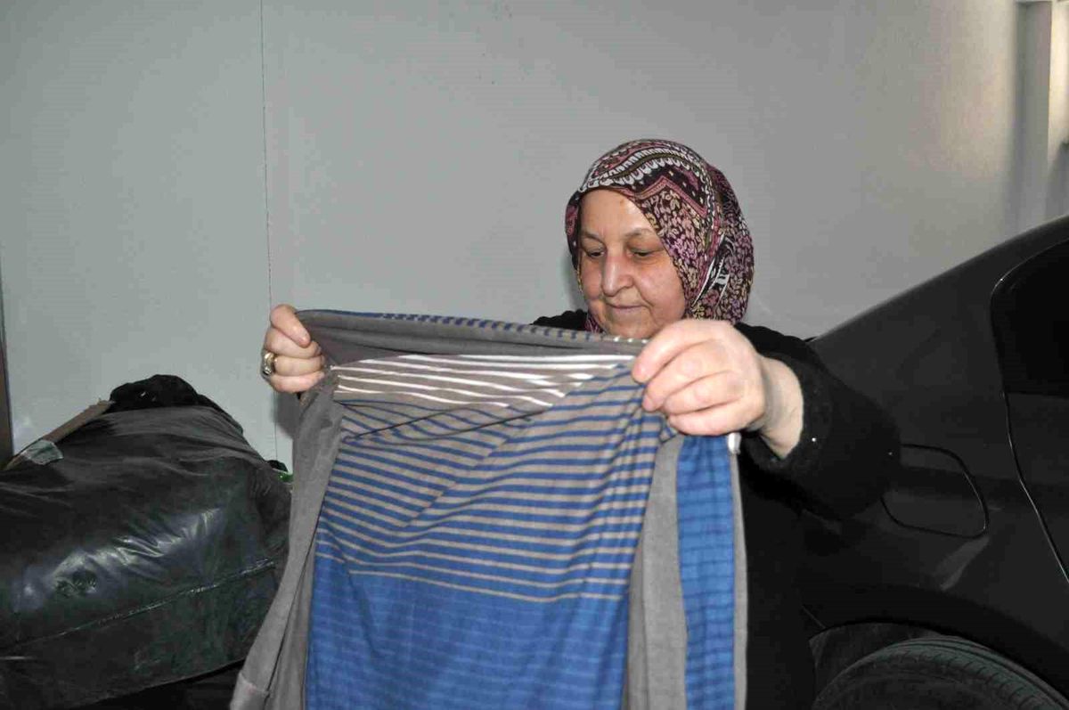 Depremzedelerin yaralarını el birliğiyle sarıyorlar